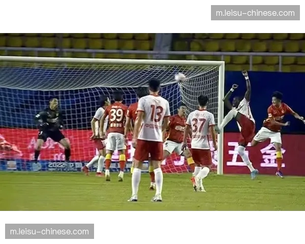 科莫摇摆式防守应对边路 边翼卫动态前压与中卫协同补位